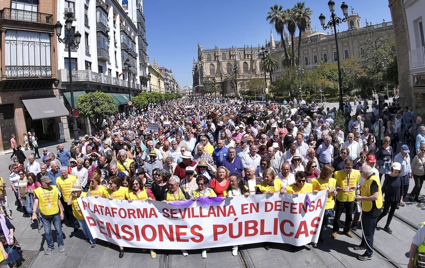 Los pensionistas vuelven a manifestarse en Sevilla: «Los recortes para los de las Cortes»